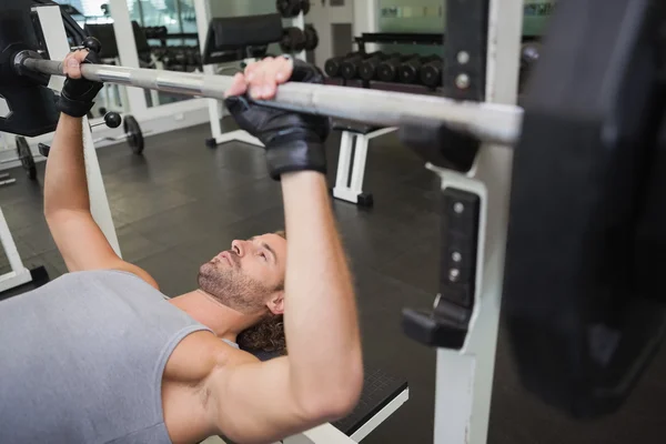 Man tilt lange halter in de sportschool — Stockfoto