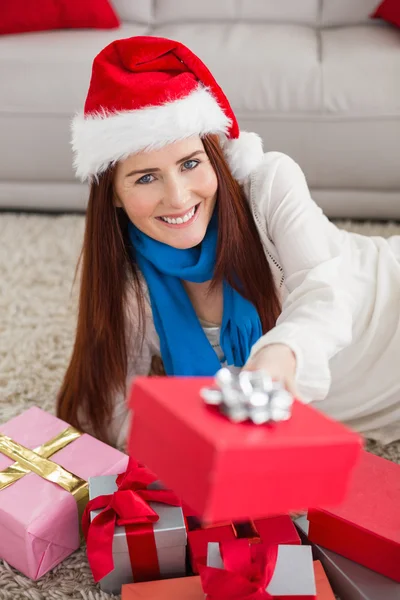 Ruiva festiva sorrindo para a câmera com presentes — Fotografia de Stock