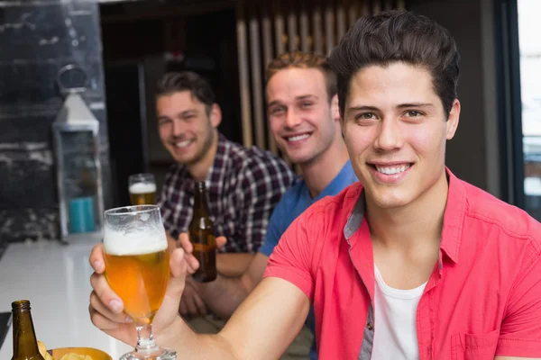 Young men drinking beer together — Stock Photo, Image