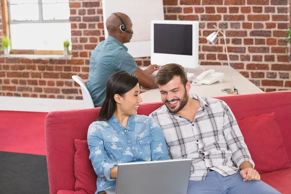 Collega's met laptop op Bank — Stockfoto