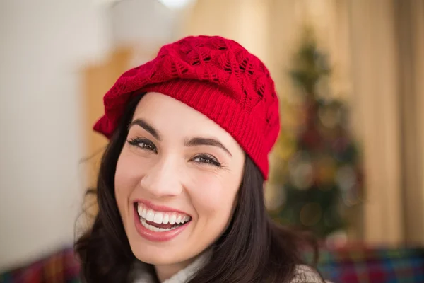 Портрет брюнетки в шляпе на Рождество — стоковое фото