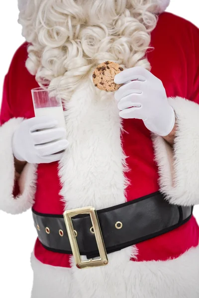 Weihnachtsmann hält Glas Milch und Kekse — Stockfoto