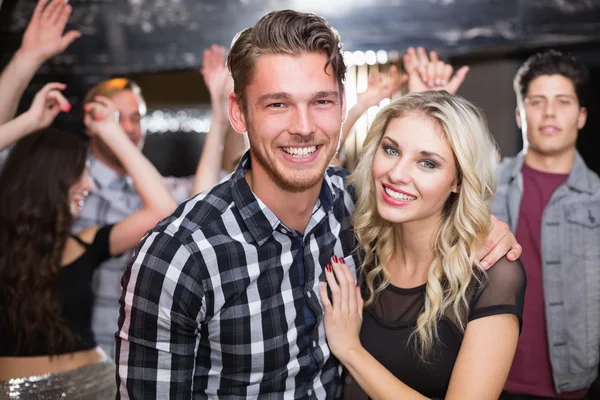 Elegante pareja sonriendo y bailando juntos — Foto de Stock