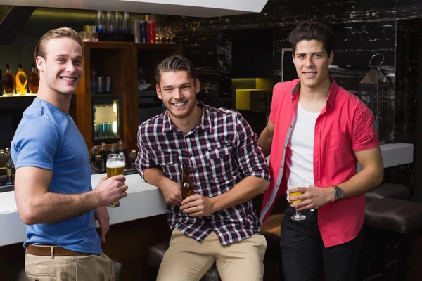 Jeunes hommes buvant de la bière ensemble — Photo