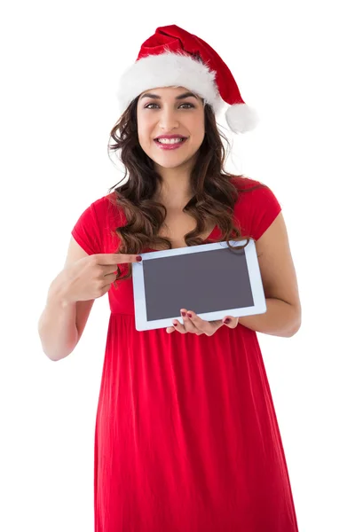 Feestelijke brunette wijst haar Tablet PC — Stockfoto