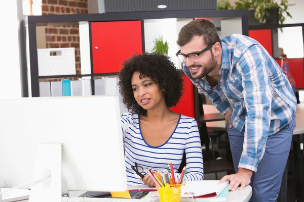 Éditeurs de photos utilisant l'ordinateur dans le bureau — Photo