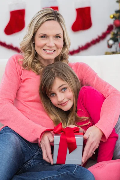 Festliche Mutter und Tochter lächeln in die Kamera — Stockfoto