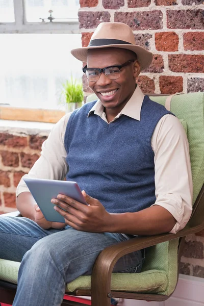 Homme souriant utilisant une tablette numérique — Photo