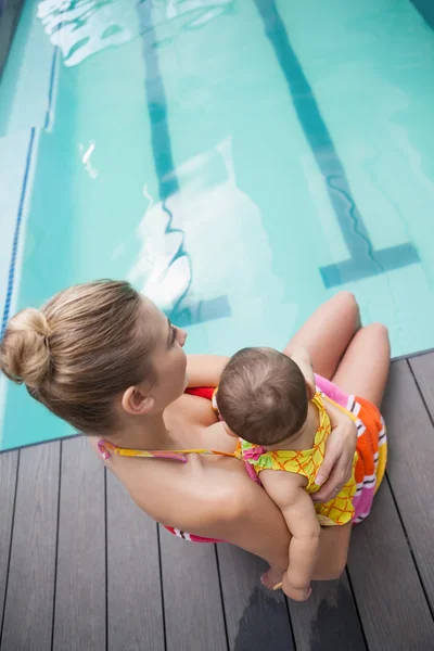 Moeder en baby bij zwembad — Stockfoto