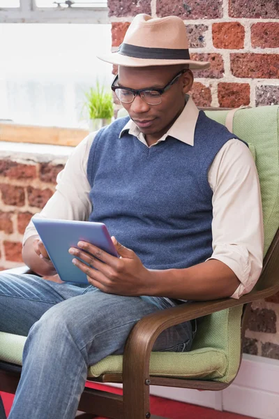 Man som använder digitala surfplattor — Stockfoto