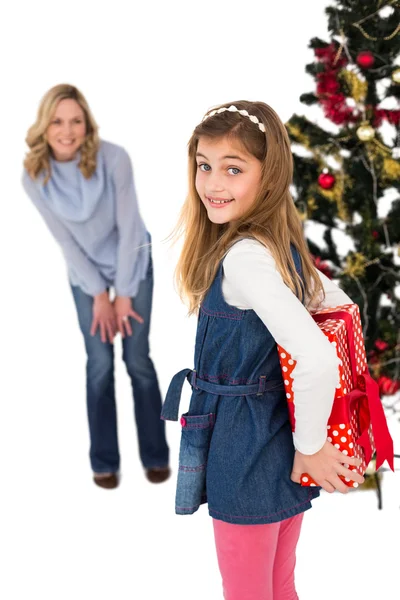 Meisje kerstcadeau van moeder verbergen — Stockfoto