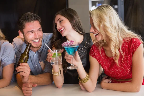 Glückliche Freunde beim gemeinsamen Drink — Stockfoto