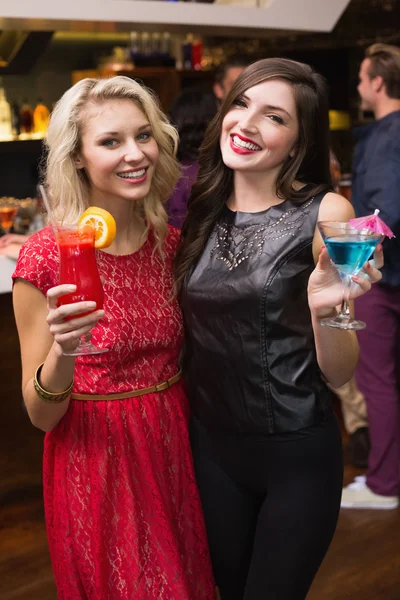 Söt vänner en cocktail — Stockfoto