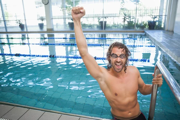 Fit nageur acclamant dans la piscine — Photo