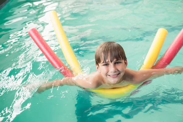 Malý chlapec koupající se v bazénu — Stock fotografie
