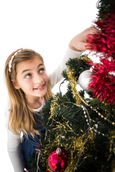 Festlig liten tjej dekorera julgran — Stockfoto