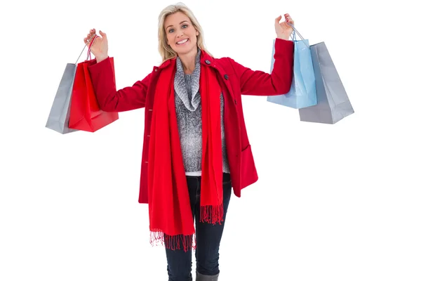 Blondine in Winterkleidung hält Einkaufstüten in der Hand — Stockfoto