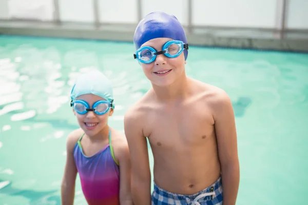 Schattige kleine broers en zussen permanent aan het zwembad — Stockfoto