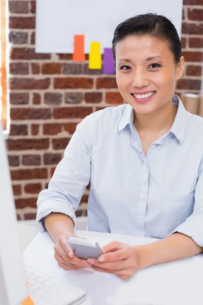 Messaggi di testo esecutivi femminili in carica — Foto Stock