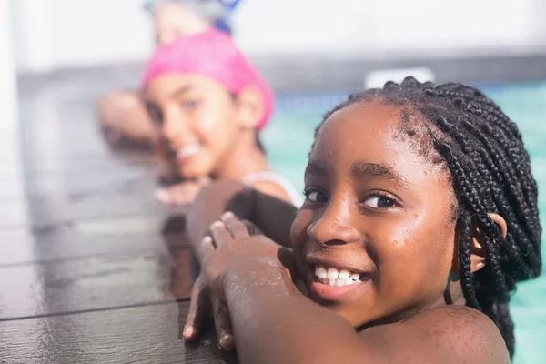 Bambini carini che nuotano in piscina — Foto Stock