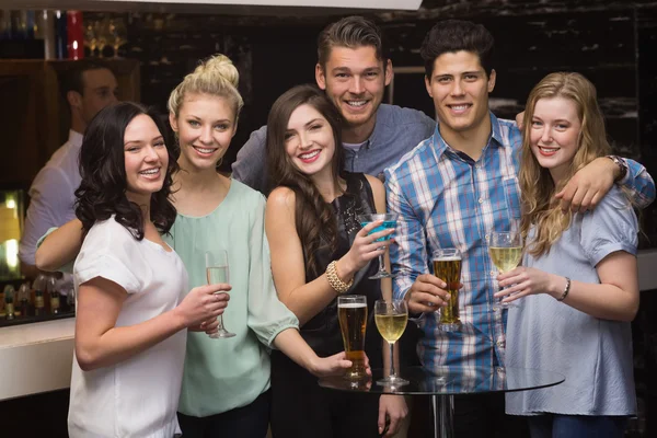 Des amis heureux prenant un verre ensemble — Photo