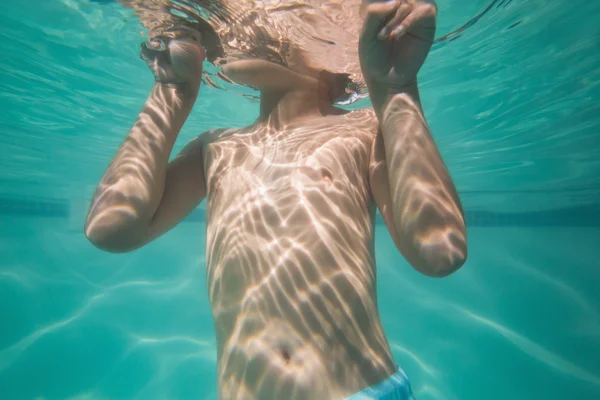 Ragazzo carino in posa sott'acqua in piscina — Foto Stock