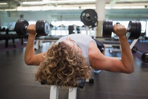 Mann trainiert mit Kurzhanteln im Fitnessstudio — Stockfoto