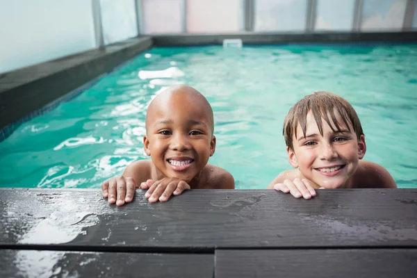 Pojkarna leende i poolen — Stockfoto