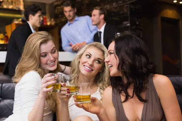 Amigos bonitos tomando uma bebida juntos — Fotografia de Stock