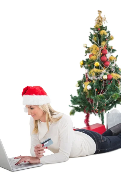 Feestelijke blonde online winkelen met laptop — Stockfoto