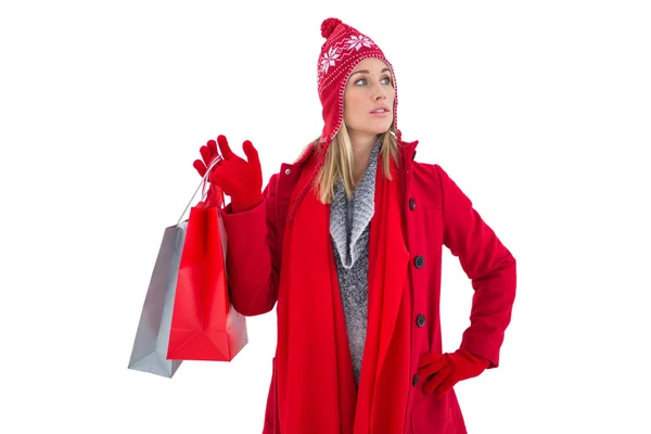 Sarışın alışveriş torbaları tutan kış giysileri içinde — Stok fotoğraf