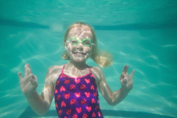 Cute kid posing underwater in pool — Stock Photo, Image