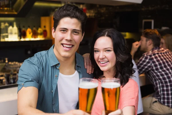 Jonge vrienden heeft in een drankje samen — Stockfoto