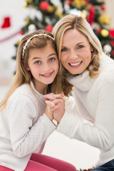 Madre e hija festiva junto al árbol de navidad —  Fotos de Stock