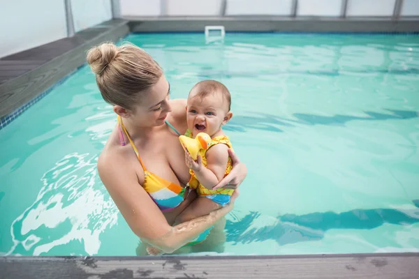 Mère et bébé à la piscine — Photo