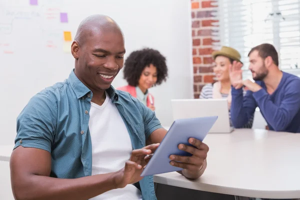 Homme utilisant une tablette numérique dans une réunion d'affaires — Photo