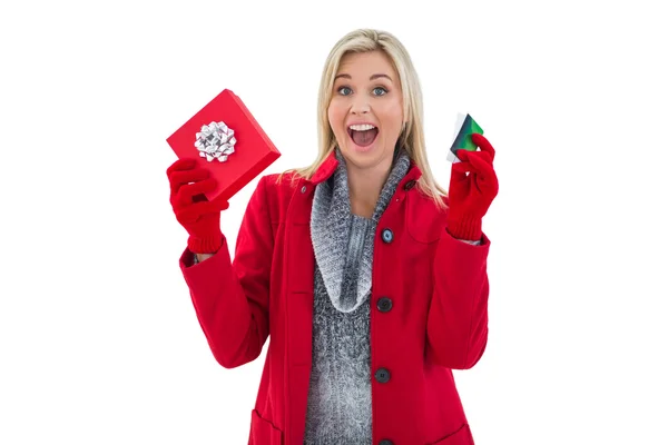 Rubia festiva sosteniendo regalo y tarjeta de crédito —  Fotos de Stock