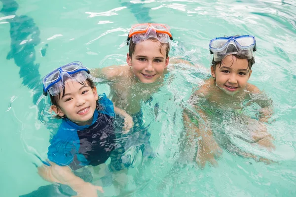 Schattige kleine kinderen in het zwembad — Stockfoto