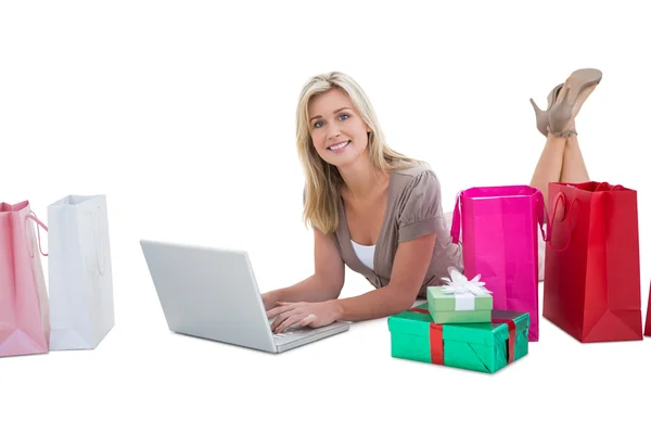 Gelukkig blonde online winkelen met laptop — Stockfoto