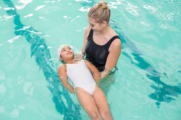 Linda niña aprendiendo a nadar con el entrenador — Foto de Stock