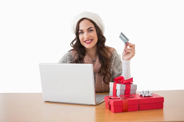 Mooie brunette online winkelen met laptop — Stockfoto