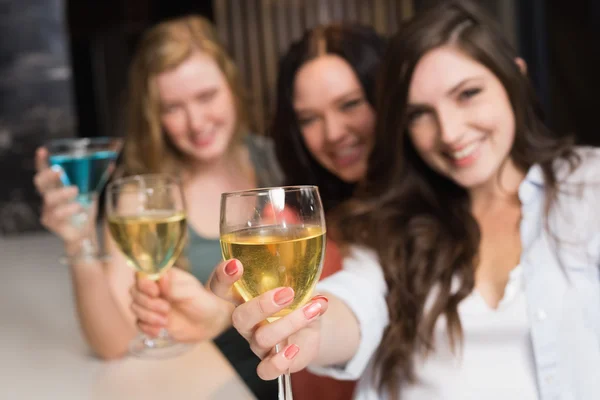 Mooie vrienden voor een drankje ontmoeting — Stockfoto
