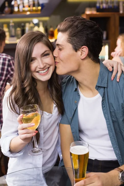 Casal jovem tomando uma bebida juntos — Fotografia de Stock