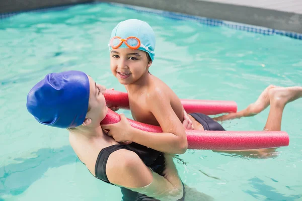 Happy mother and son in the swimming pool — Stock Photo, Image