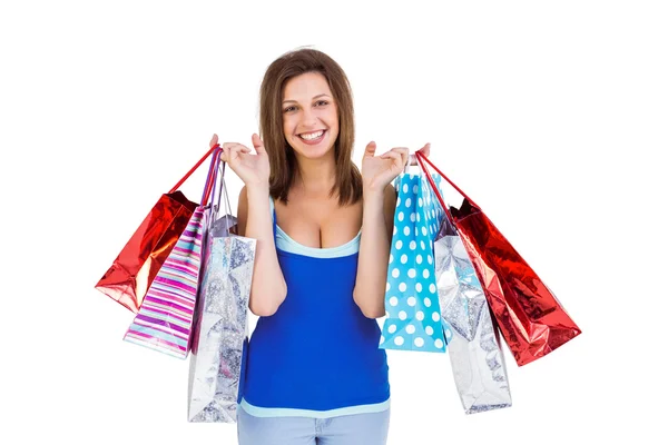 Usměvavá brunetka žena drží nákupní tašky — Stock fotografie