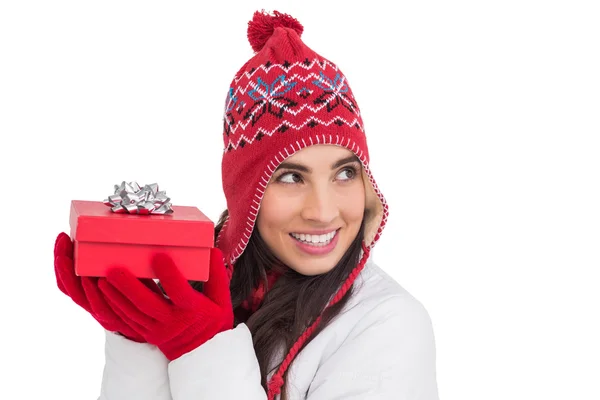 Feliz cabello castaño sosteniendo regalo rojo — Foto de Stock