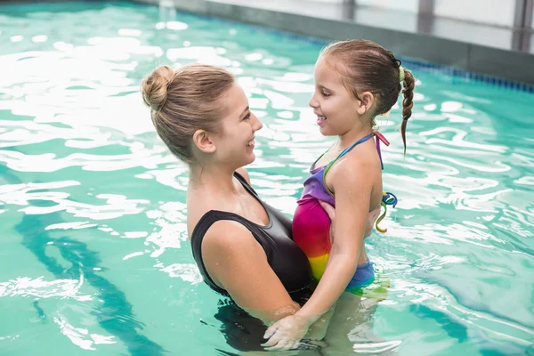 Petite fille mignonne apprenant à nager avec maman — Photo