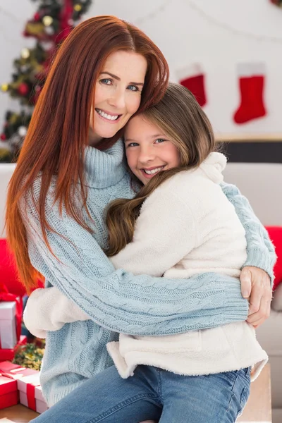 Festlig mor och dotter på soffan — Stockfoto