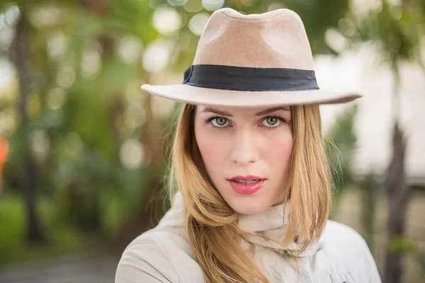 Rubia alegre con sombrero posando —  Fotos de Stock