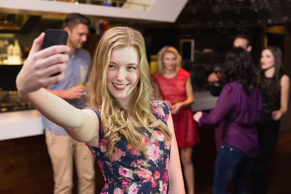 Bella bionda che si fa un selfie — Foto Stock